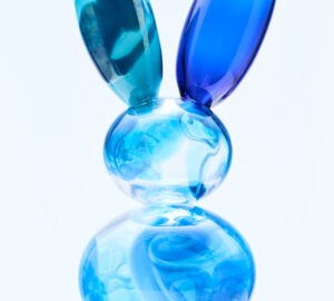 Sininen lasiveistos, kanin muoto.