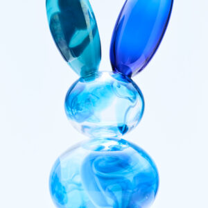 Sininen lasiveistos, kanin muoto.