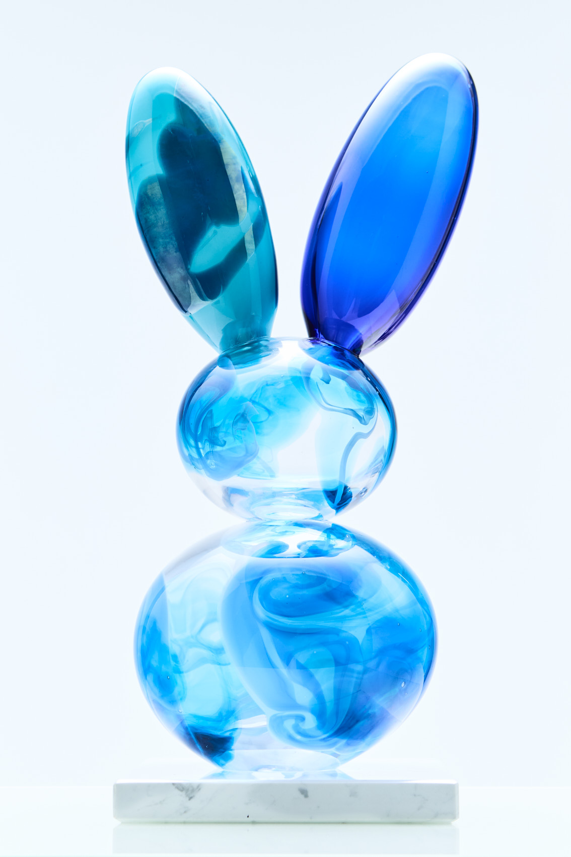 Sininen lasiveistos, kanin muoto.