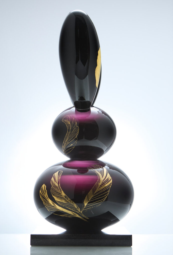 Koristeltu violetti lasiveistos sulkakuvioin