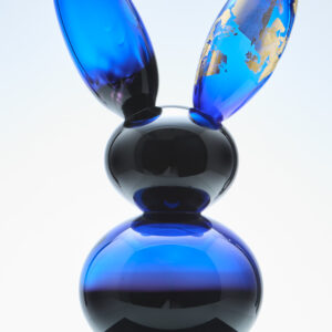 Sininen lasinen kanipatsas kultaisilla yksityiskohdilla.