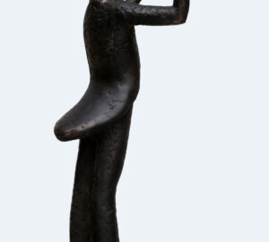 Finni Mascagnin lintuaiheinen patsas johtaa orkesteria.