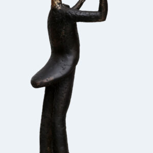 Finni Mascagnin lintuaiheinen patsas johtaa orkesteria.