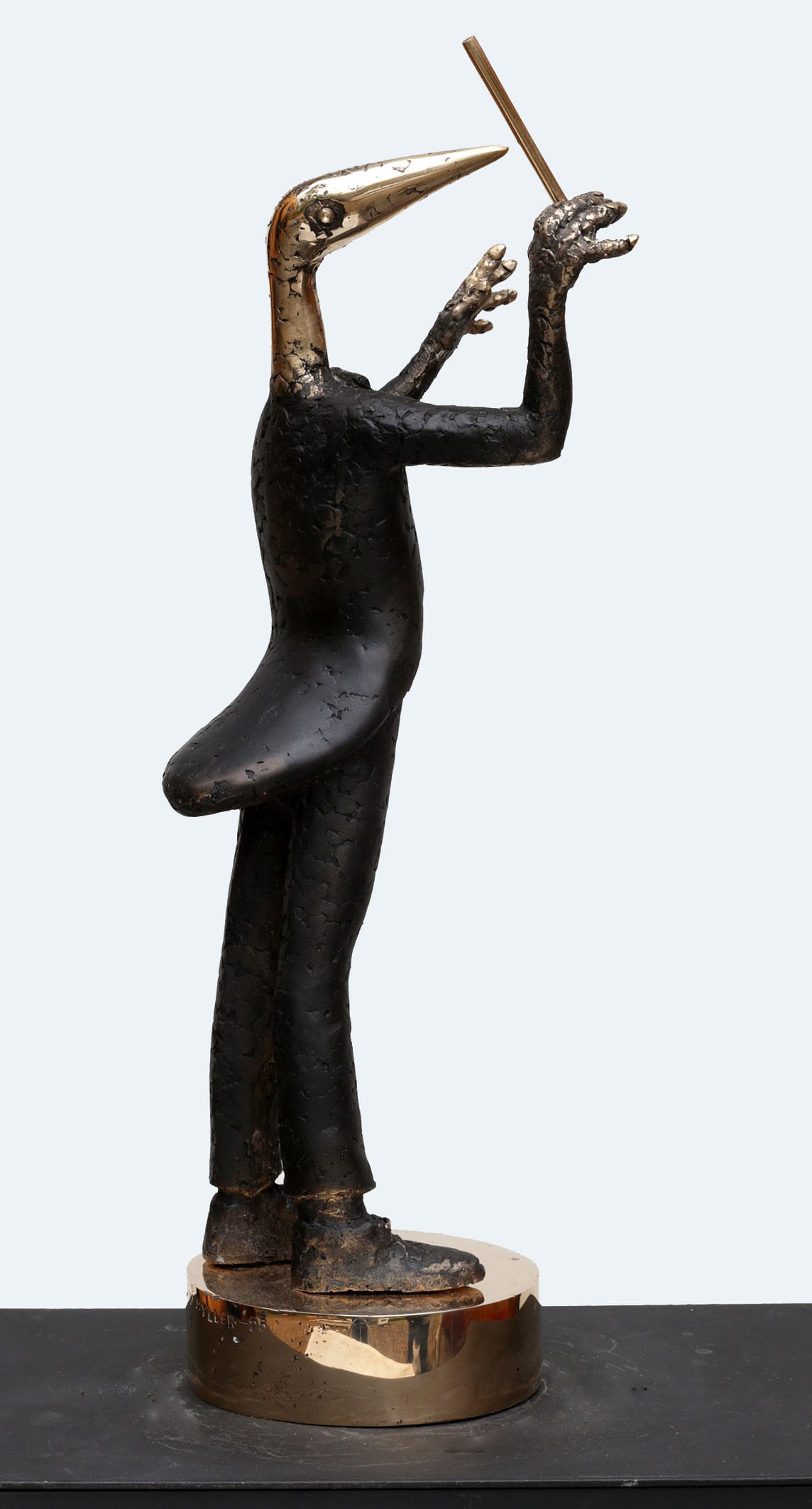 Finni Mascagnin lintuaiheinen patsas johtaa orkesteria.