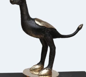 Pronssinen veistos, eläimen muotoinen hahmo näyttelyssä.