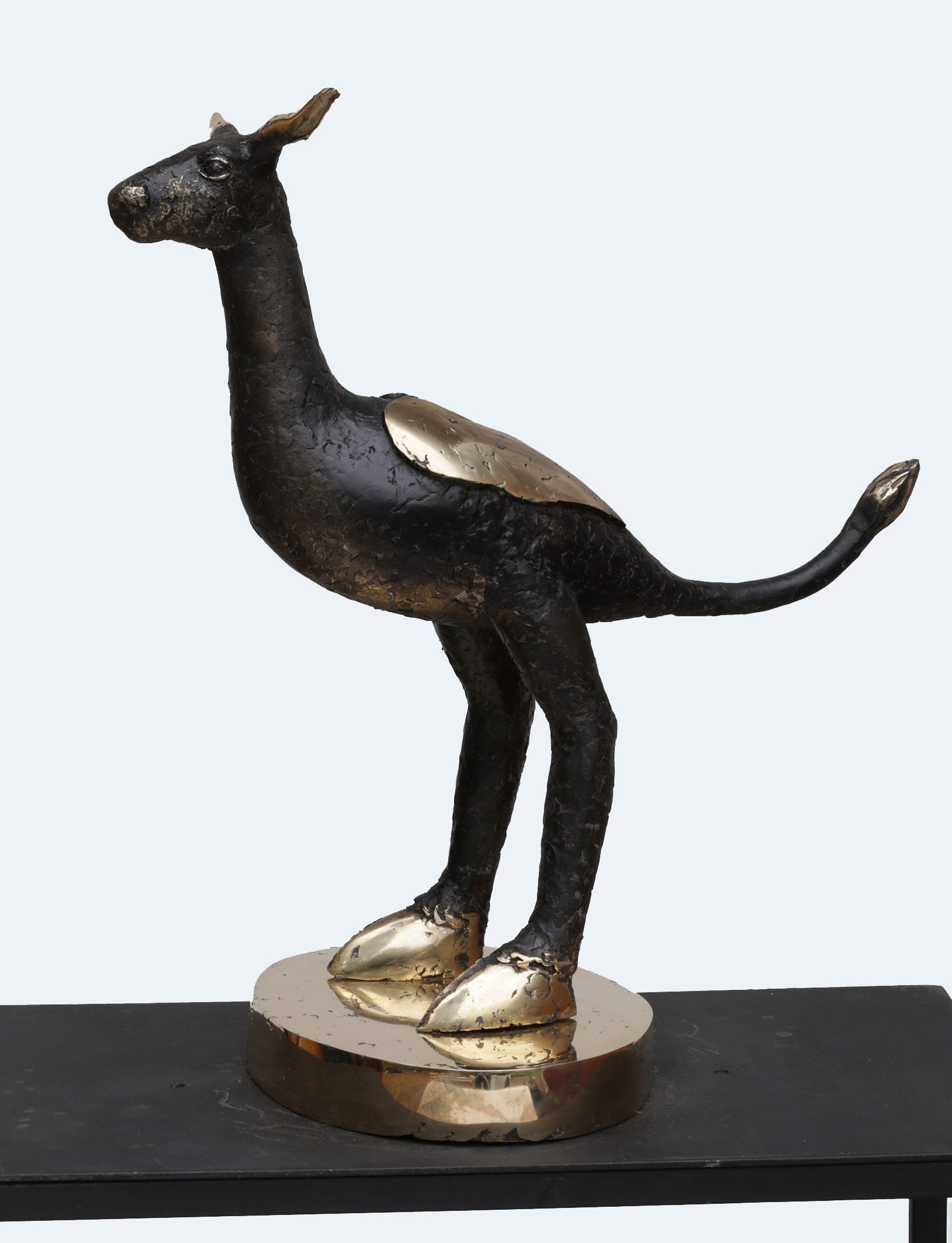 Pronssinen veistos, eläimen muotoinen hahmo näyttelyssä.