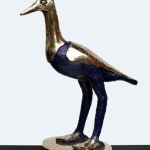 Moderni veistos sinisestä ja kultaisesta linnusta