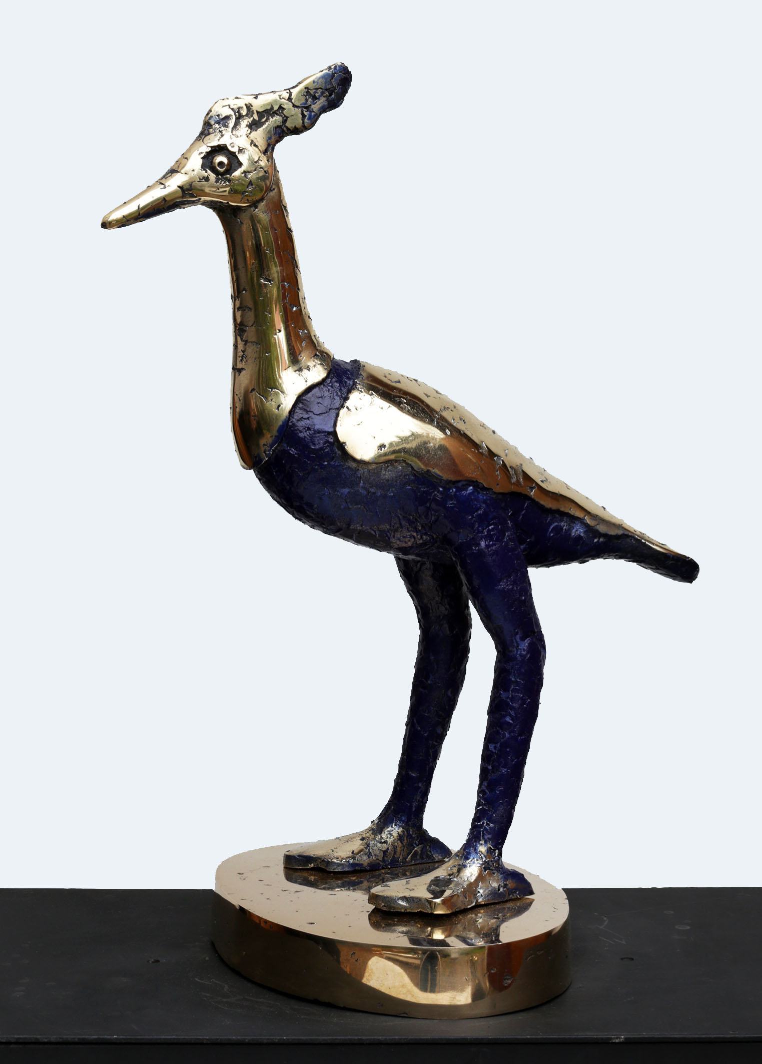 Moderni veistos sinisestä ja kultaisesta linnusta