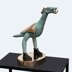 Moderni lintuveistos pöydällä.