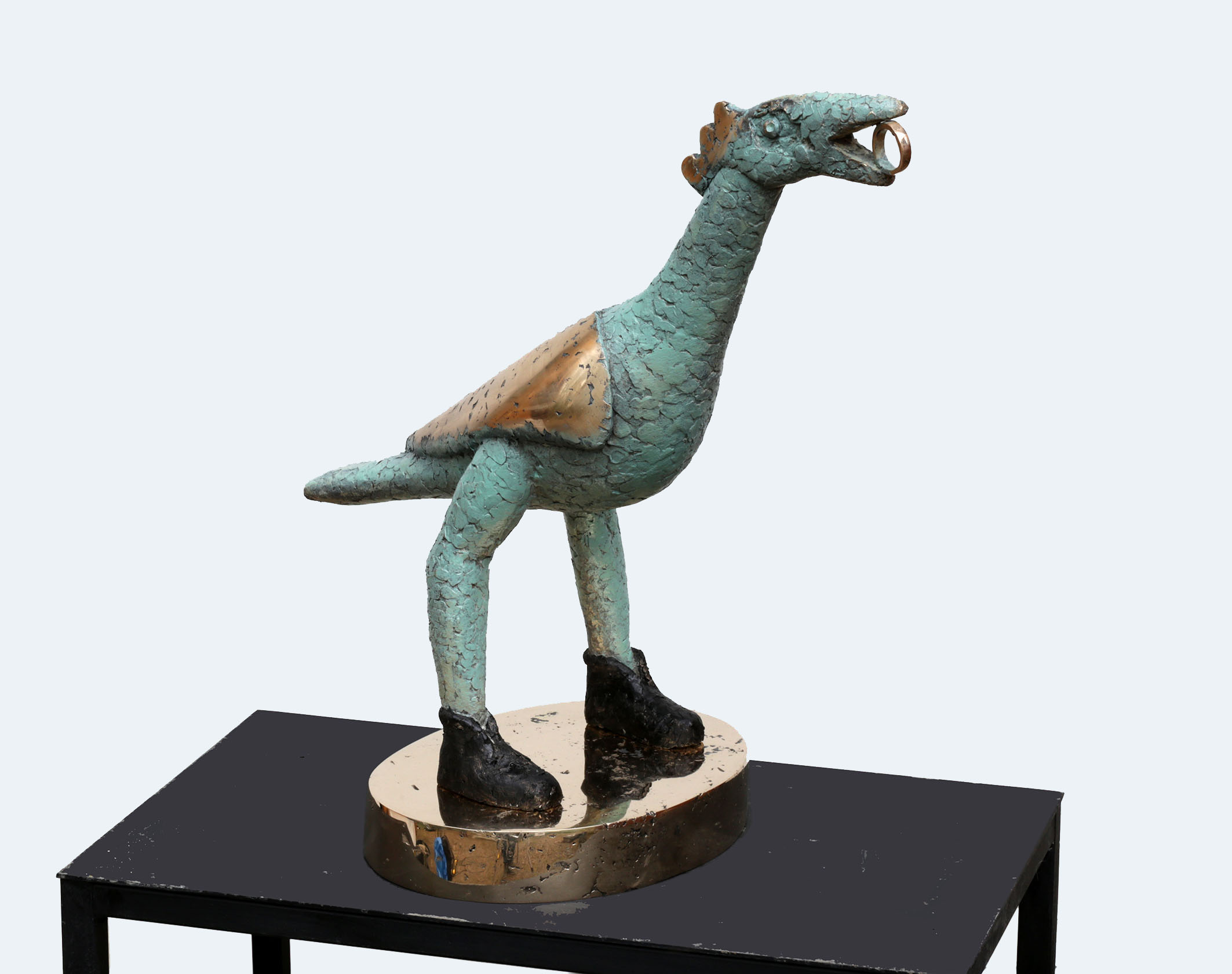 Moderni lintuveistos pöydällä.