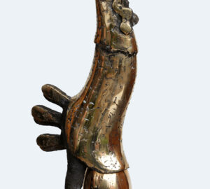 Kultainen abstrakti kukkopatsas modernilla muotoilulla.