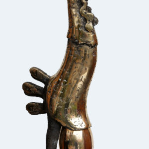 Kultainen abstrakti kukkopatsas modernilla muotoilulla.