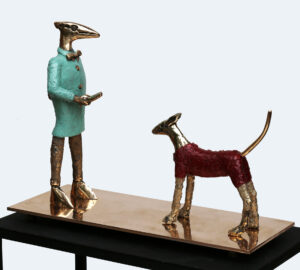 Veistos ihmisen ja koiran muotoisista hahmoista.