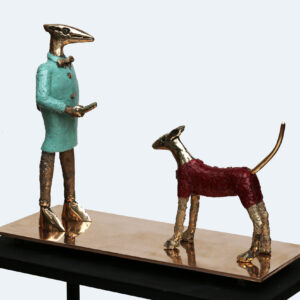 Veistos ihmisen ja koiran muotoisista hahmoista.