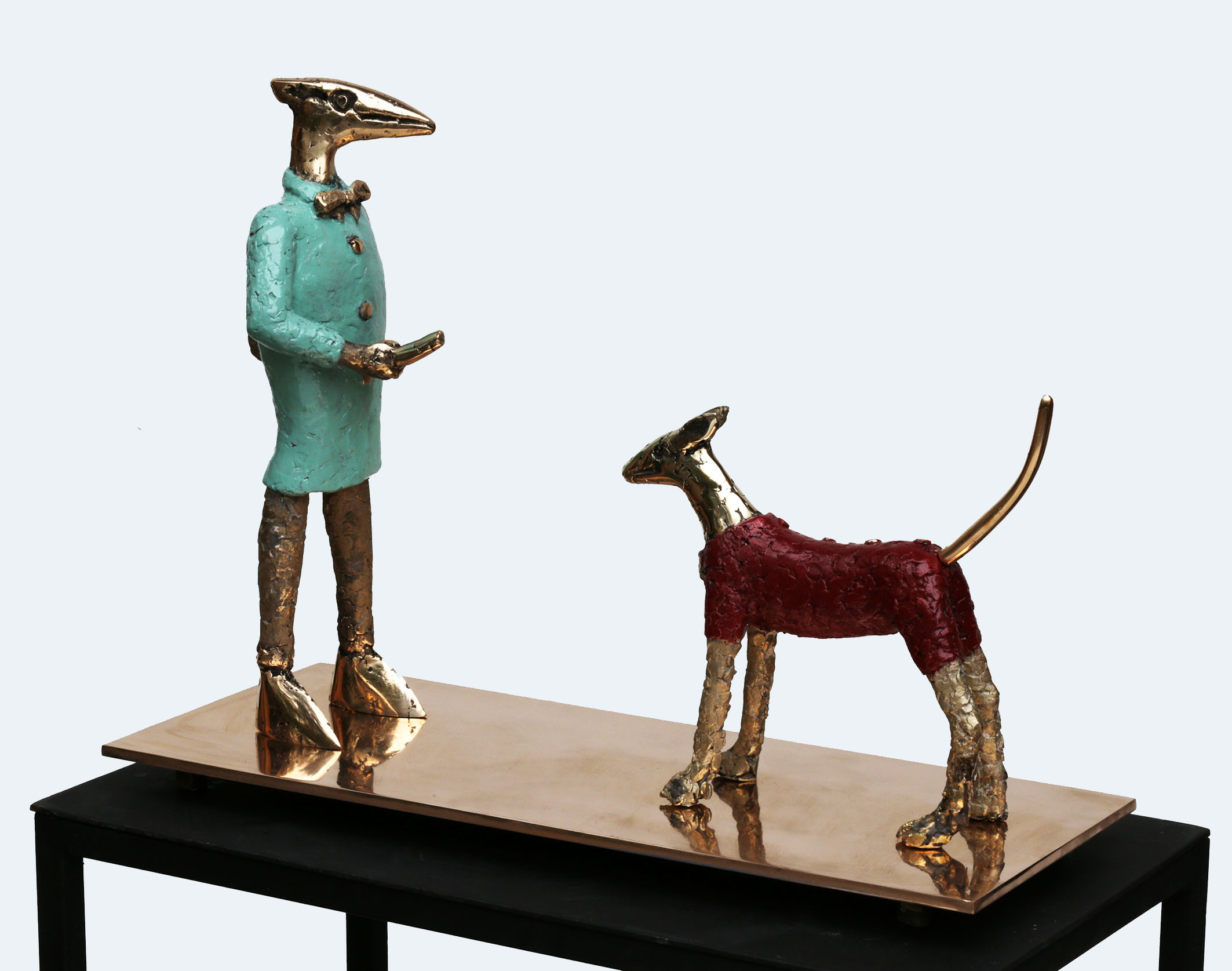 Veistos ihmisen ja koiran muotoisista hahmoista.