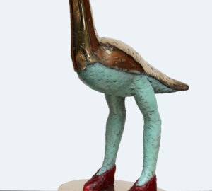 Kuvapatsas linnusta punaisissa kengissä alustalla.