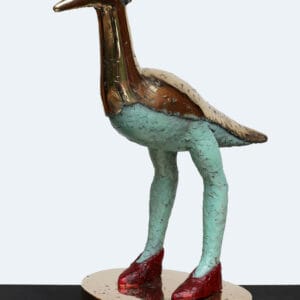 Kuvapatsas linnusta punaisissa kengissä alustalla.