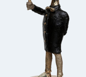 Pronssinen patsas sateenvarjonsuojasta eleganssilla.