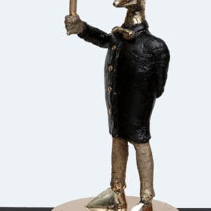 Pronssinen patsas sateenvarjonsuojasta eleganssilla.