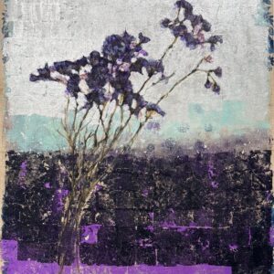 Violetti kukka maalauksessa vaalealla taustalla.