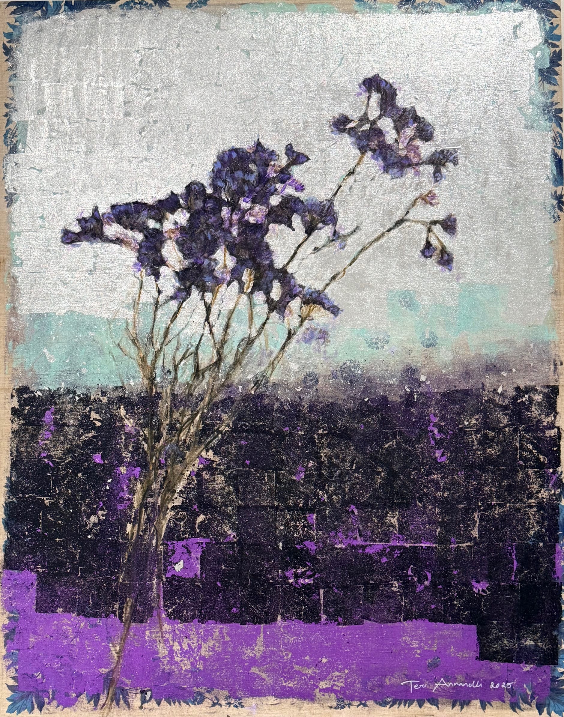 Violetti kukka maalauksessa vaalealla taustalla.