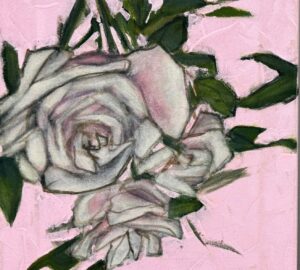 Valkoiset ruusut vaaleanpunaisella taustalla