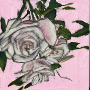 Valkoiset ruusut vaaleanpunaisella taustalla