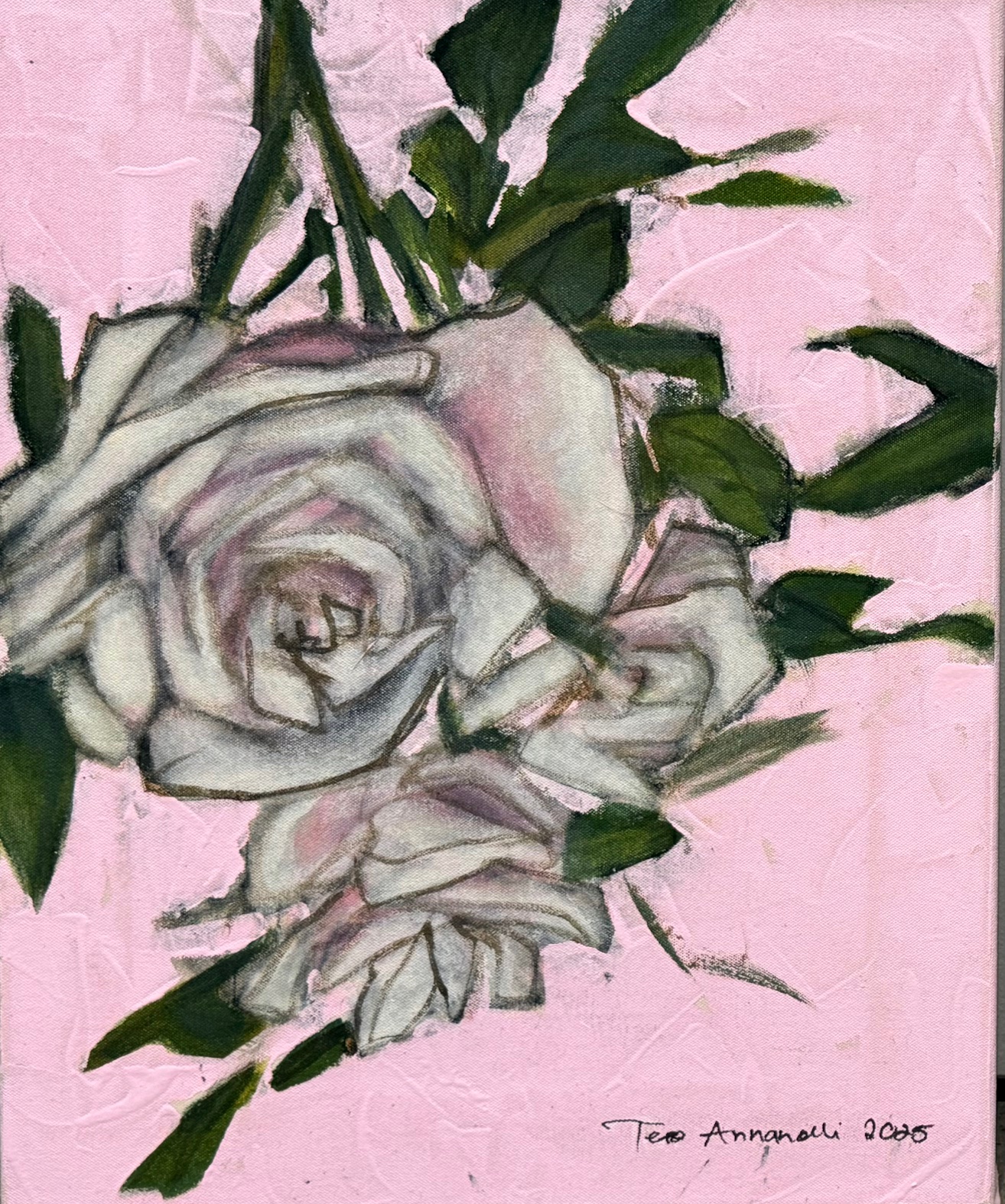 Valkoiset ruusut vaaleanpunaisella taustalla