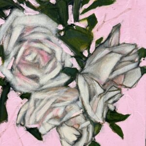 Valkoiset ruusut vaaleanpunaisella taustalla.