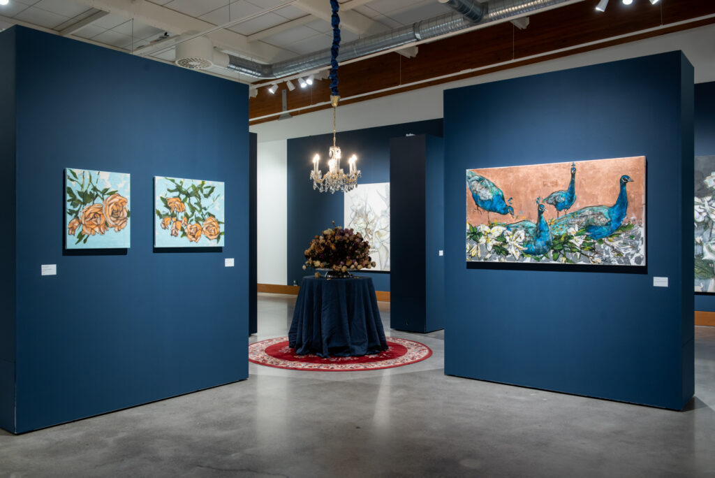 Moderni taidenäyttely sinisissä näyttelyhuoneissa