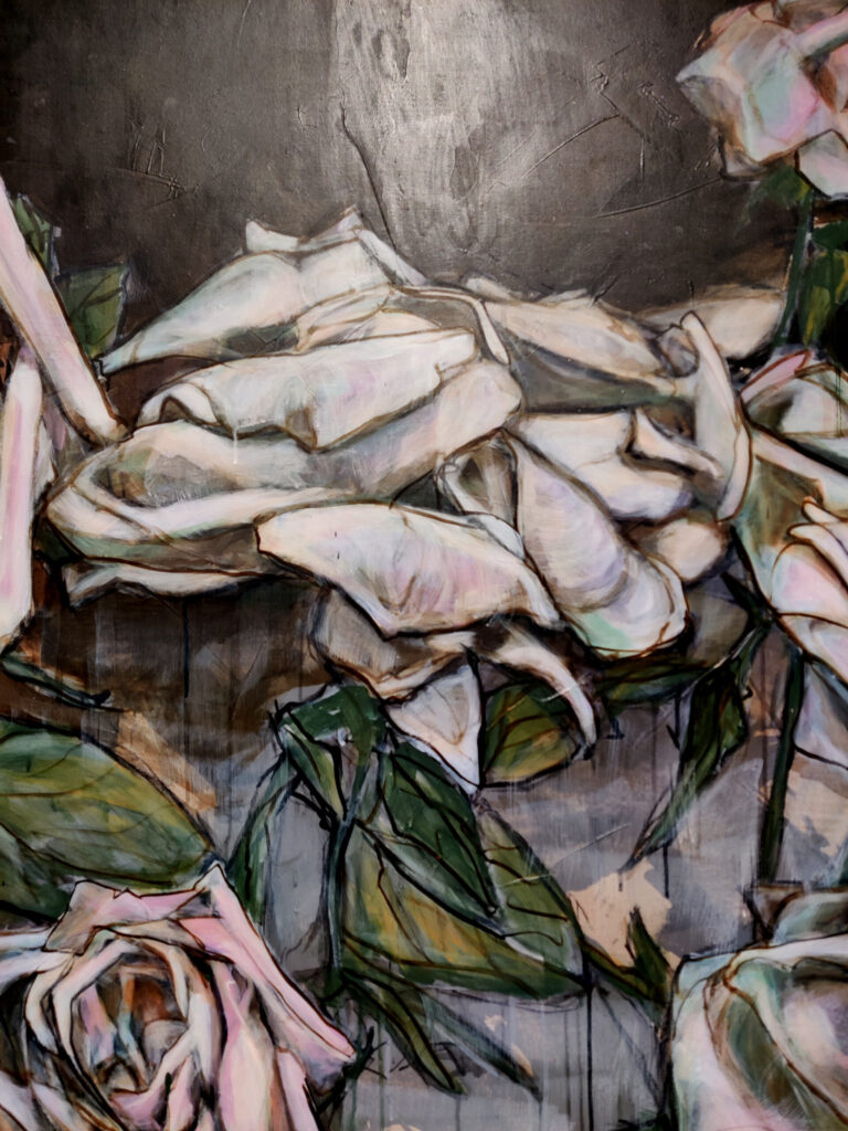 Abstrakti maalaus vaaleista ruusuista tummalla taustalla.