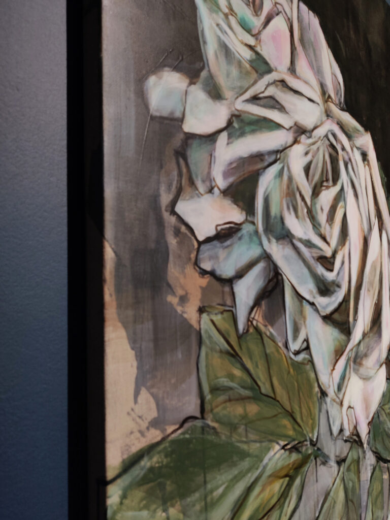 Maalaus valkoisista ruusuista tummalla taustalla.