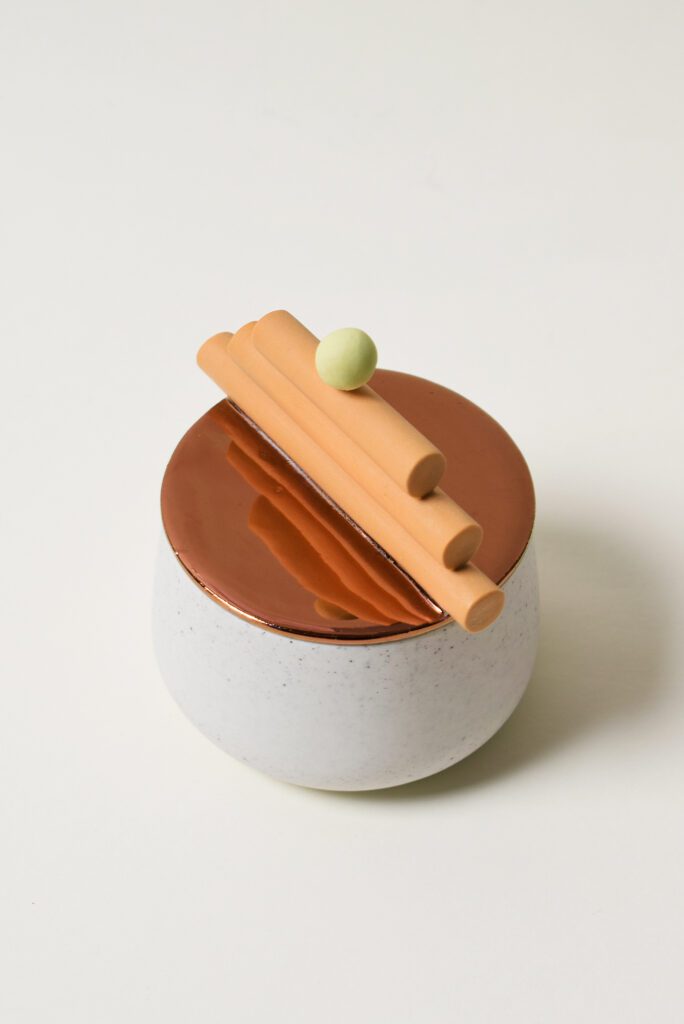 Moderni design-purkki kuparisella kannella ja koristeilla.