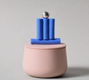 Moderni veistos sinisestä ja vaaleanpunaisesta materiaalista