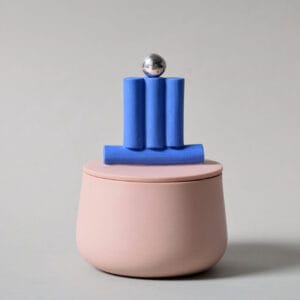 Moderni veistos sinisestä ja vaaleanpunaisesta materiaalista