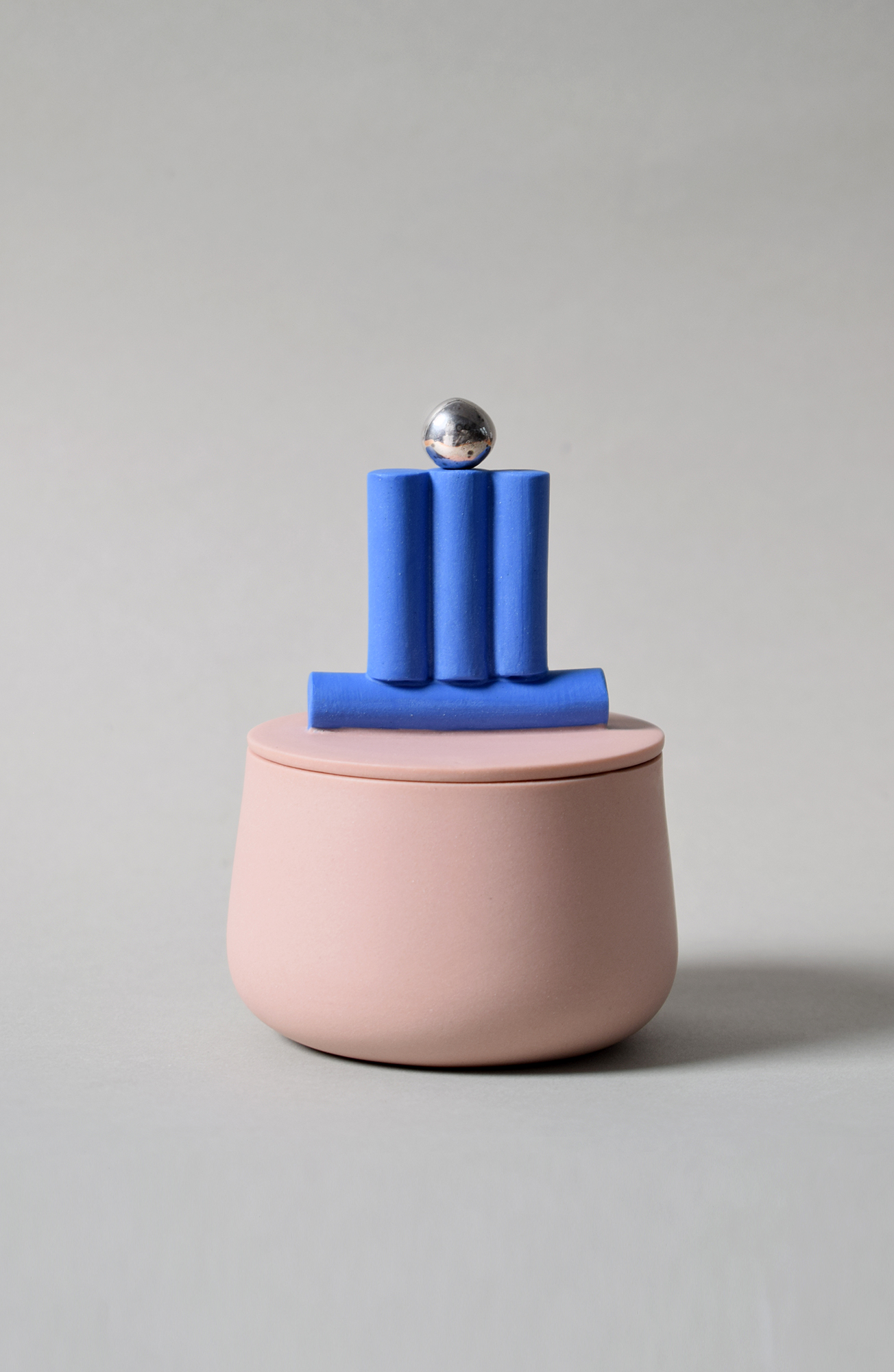 Moderni veistos sinisestä ja vaaleanpunaisesta materiaalista