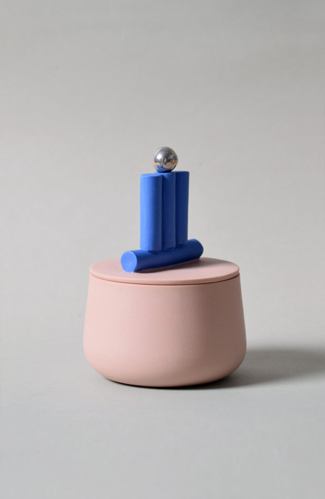 Moderni veistos sinisillä putkilla ja metallipallolla.