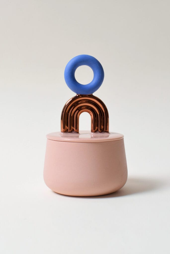 Moderni vaaleanpunainen purkki sinisellä ja kultaisella kannella.