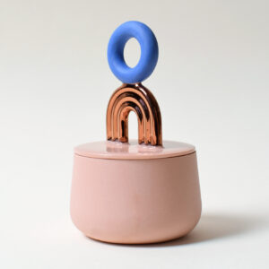 Tyylikäs koristeellinen keramiikkapurkki värikkäällä kannella.