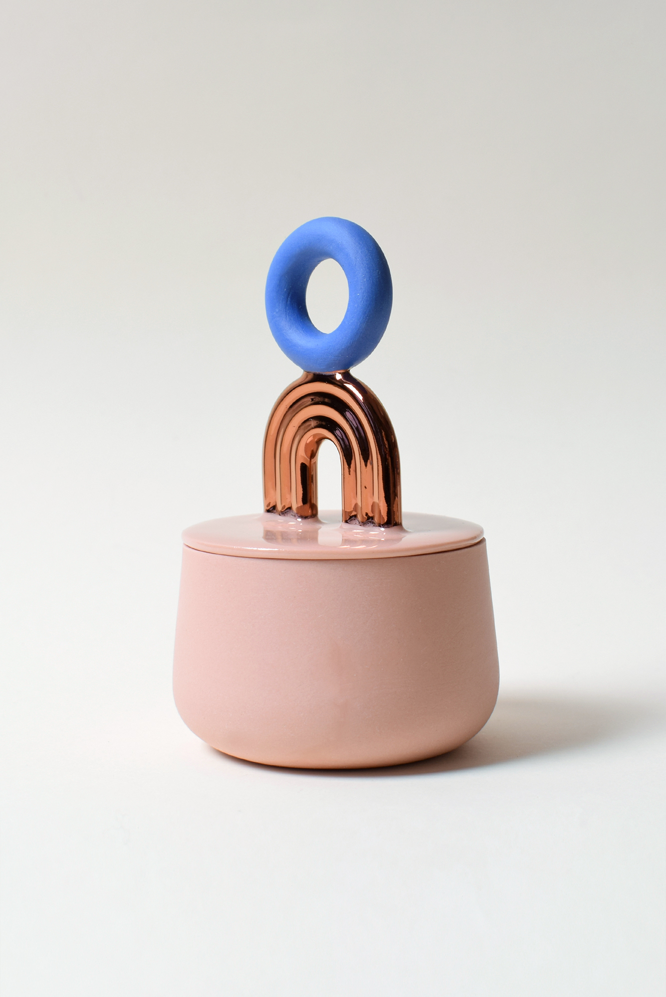 Tyylikäs koristeellinen keramiikkapurkki värikkäällä kannella.