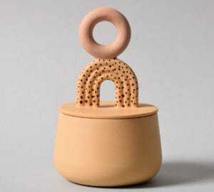 Beigenvärinen koristeellinen keramiikkapurkki ympyräkannella