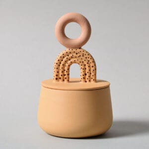 Beigenvärinen koristeellinen keramiikkapurkki ympyräkannella