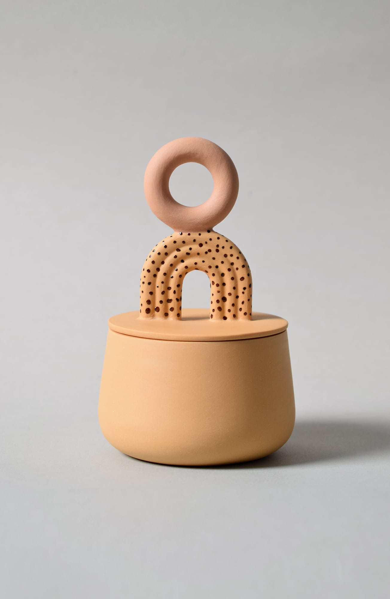 Beigenvärinen koristeellinen keramiikkapurkki ympyräkannella