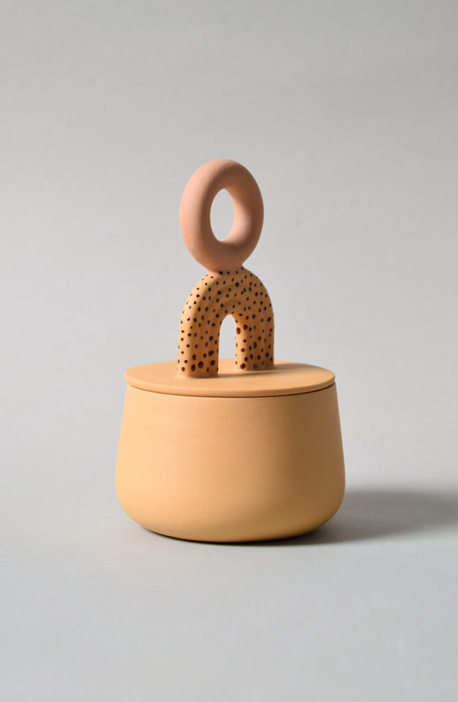 Moderni koristeellinen keramiikka beige ja musta pilkut