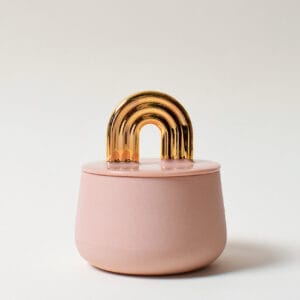 Vaaleanpunainen purkki kultaisella kaarevalla kahvalla