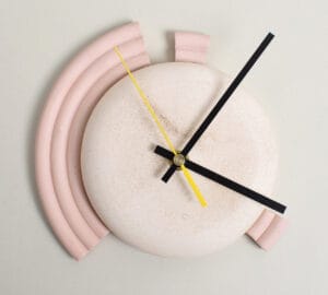 Moderni seinäkello minimalistisella muotoilulla