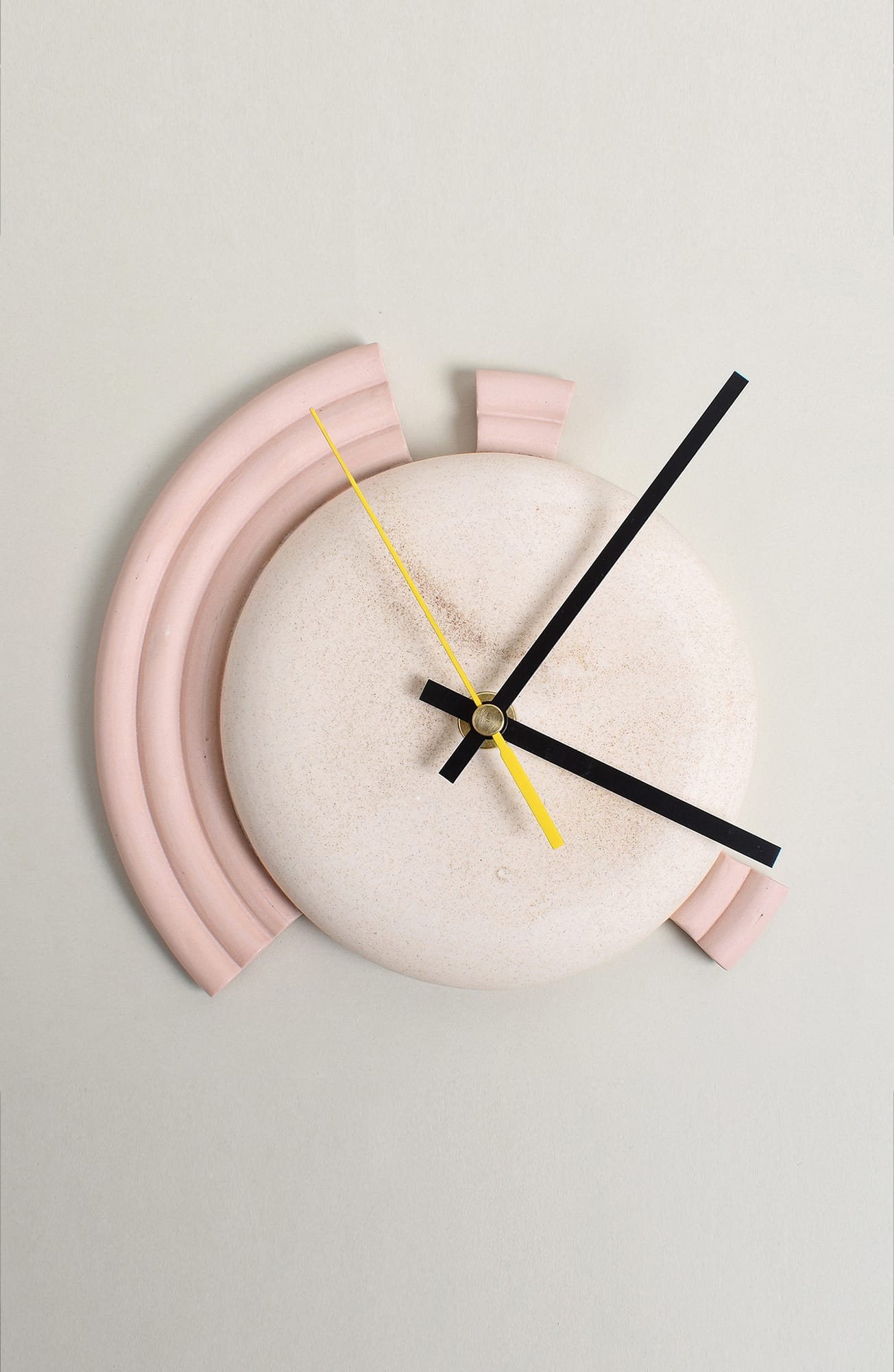 Moderni seinäkello minimalistisella muotoilulla