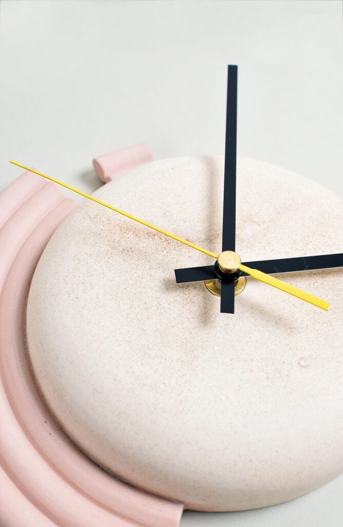 Moderni seinäkello minimalisella muotoilulla