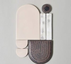 Abstrakti geometrinen keramiikkateos vaaleilla ja tummilla sävyillä.