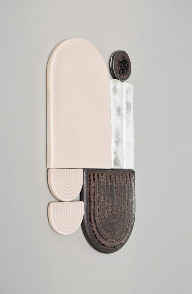 Abstrakti veistos, geometrisia muotoja ja värejä